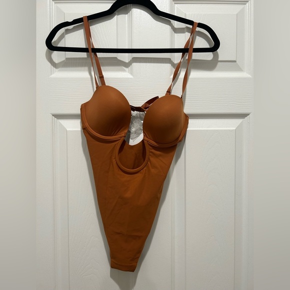 🧡SKIMS DEEP PLUNGE SHAPEWEAR STRAPLESS BODYSUIT IN BRONZE M New - Picture 1 of 6